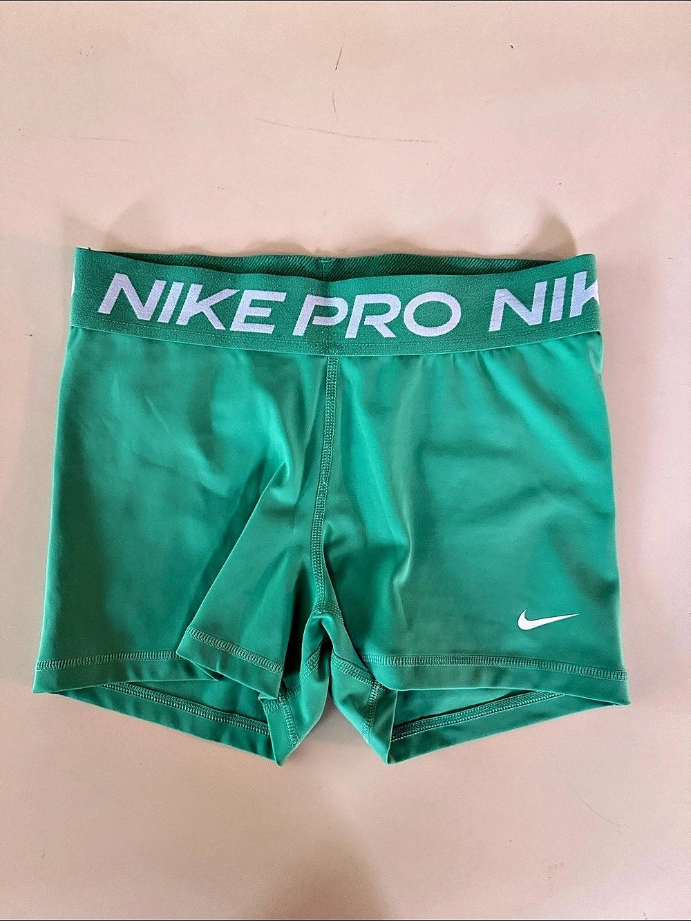 Nike Pro Women‘s mid rise shorts